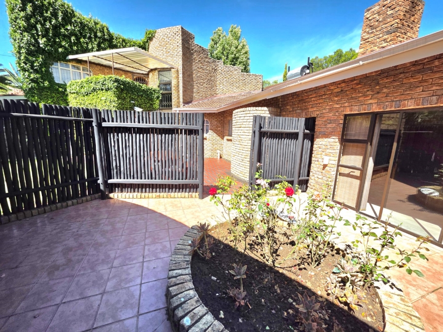 5 Bedroom Property for Sale in La Provance Free State